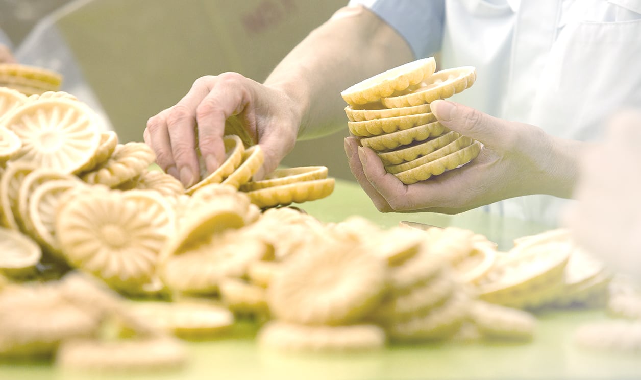 サムネイル 徹底的な検品作業。一枚一枚を目視で確認します。