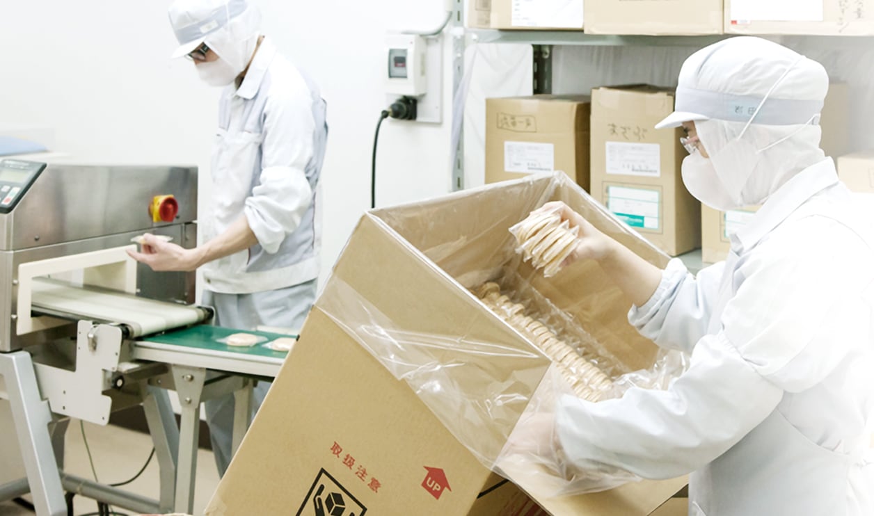 サムネイル 販売形態までのセットアップ作業、食品材料封入なども請け負います。